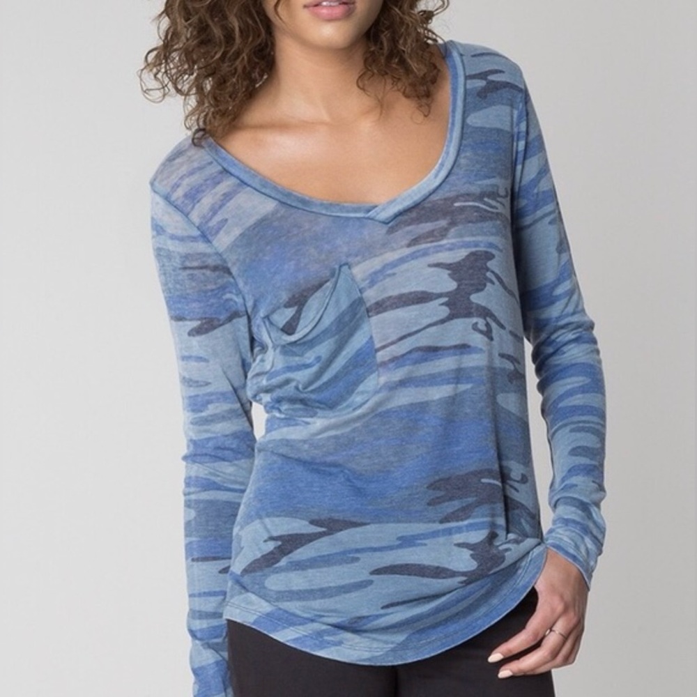 NWT White Crow V neck Camo Blue Long Sleeve Pocket Tee Small